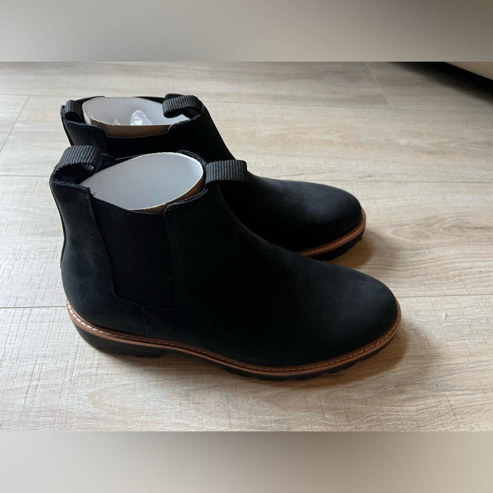 Nisolo Elegant Black Ankle Boots with Tan Accents - Picture 9 of 13